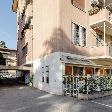 Open The Classic Wooden Shutters At A Cozy City Nest Florenţa Exterior foto