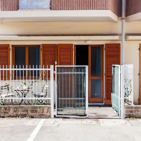 Open The Classic Wooden Shutters At A Cozy City Nest Florenţa Exterior foto