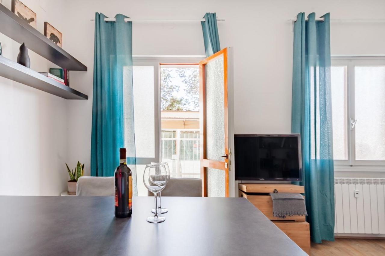Open The Classic Wooden Shutters At A Cozy City Nest Florenţa Exterior foto