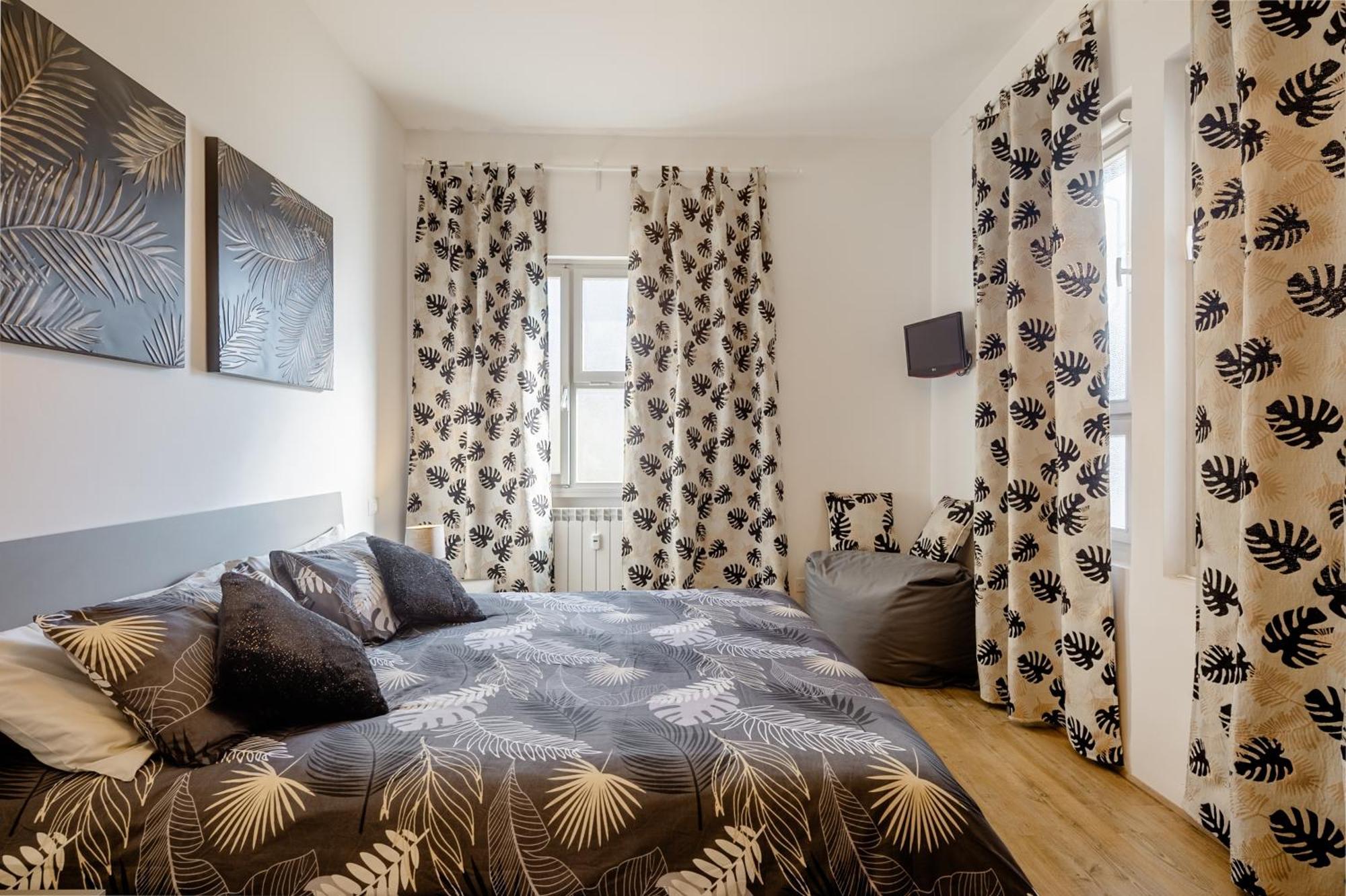 Open The Classic Wooden Shutters At A Cozy City Nest Florenţa Exterior foto