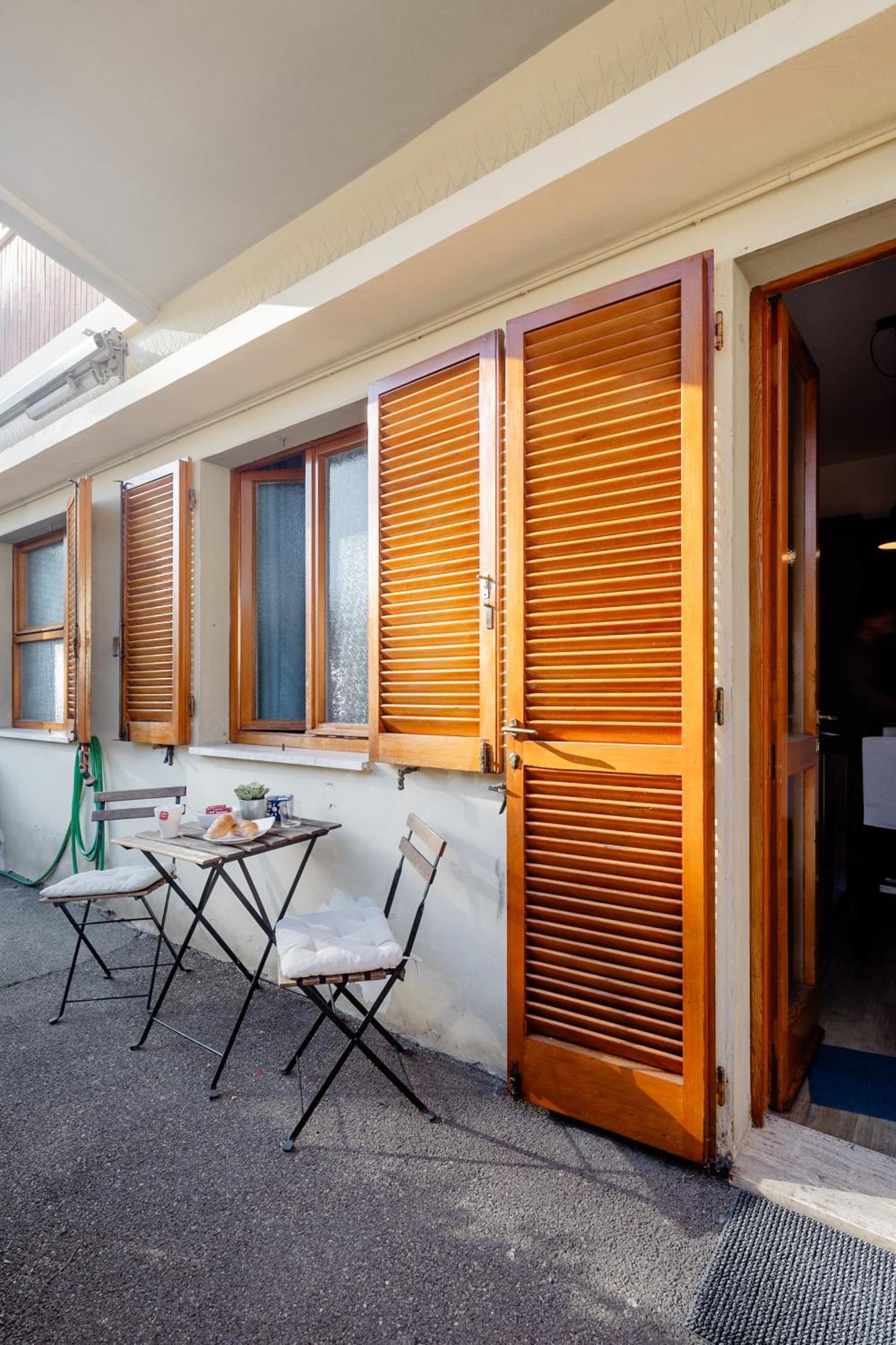 Open The Classic Wooden Shutters At A Cozy City Nest Florenţa Exterior foto