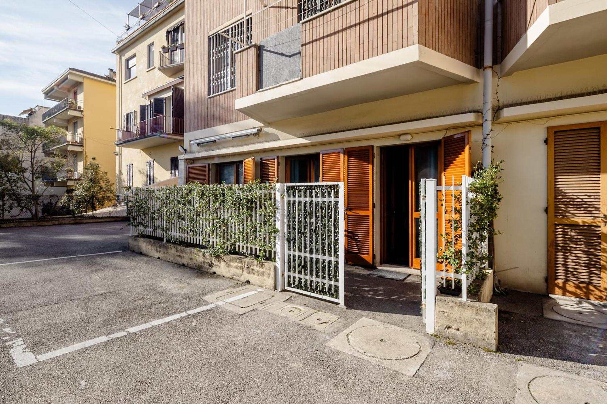 Open The Classic Wooden Shutters At A Cozy City Nest Florenţa Exterior foto