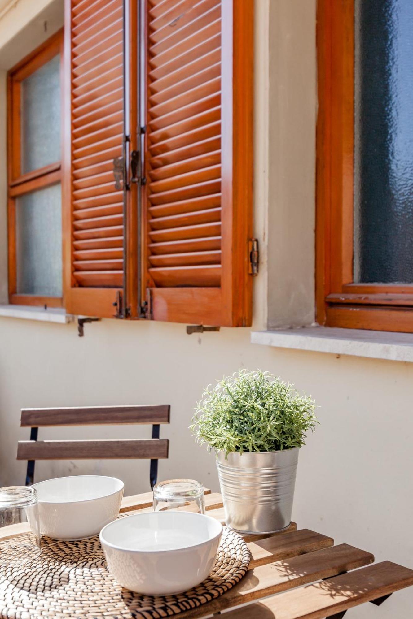 Open The Classic Wooden Shutters At A Cozy City Nest Florenţa Exterior foto