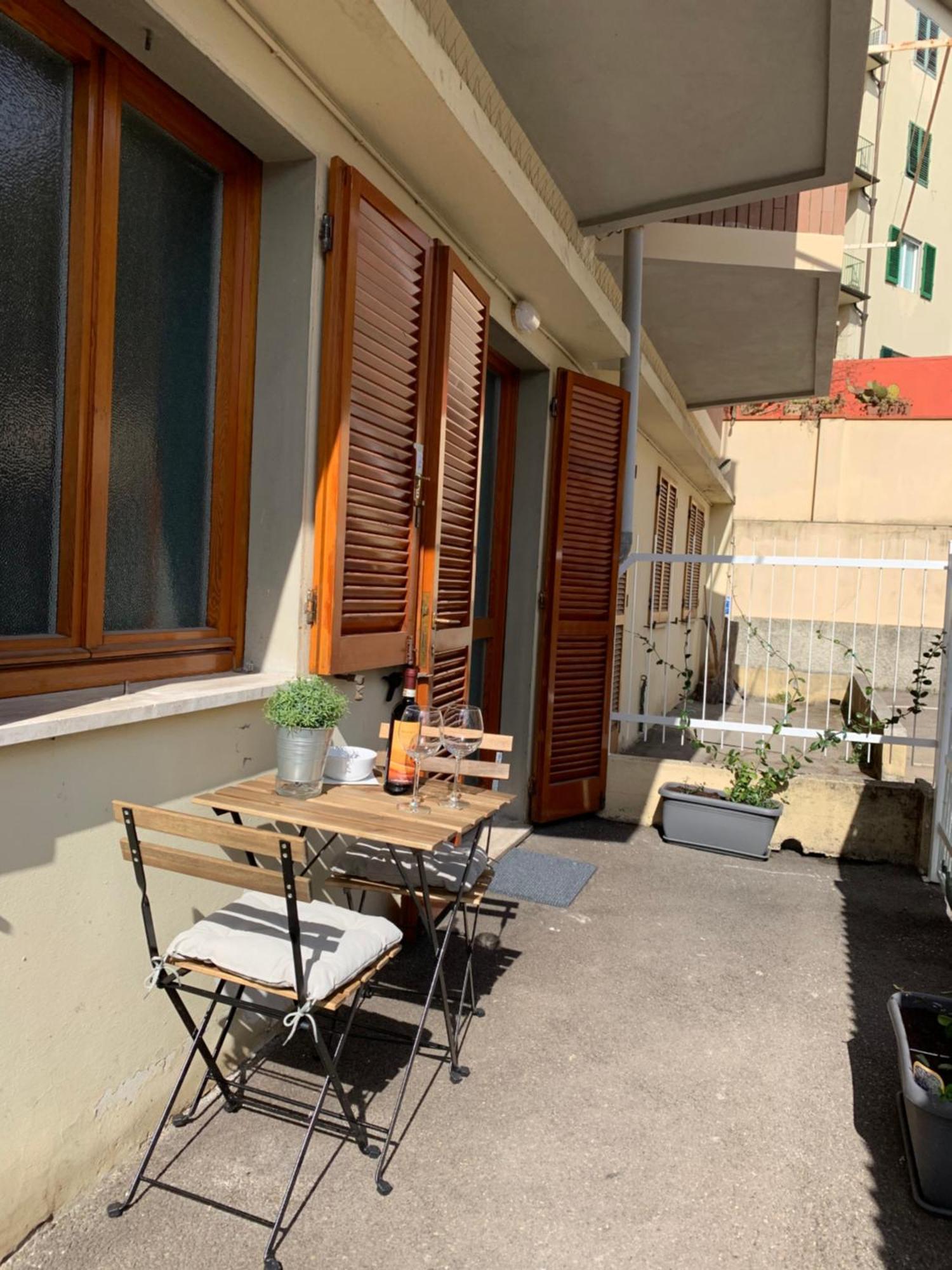 Open The Classic Wooden Shutters At A Cozy City Nest Florenţa Exterior foto