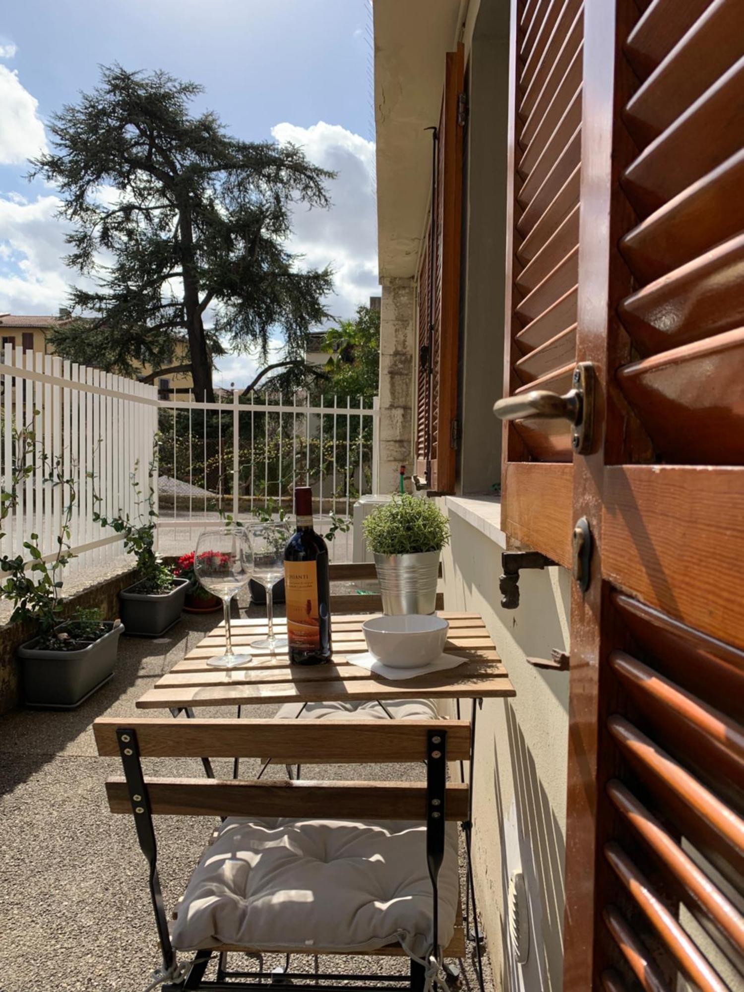 Open The Classic Wooden Shutters At A Cozy City Nest Florenţa Exterior foto