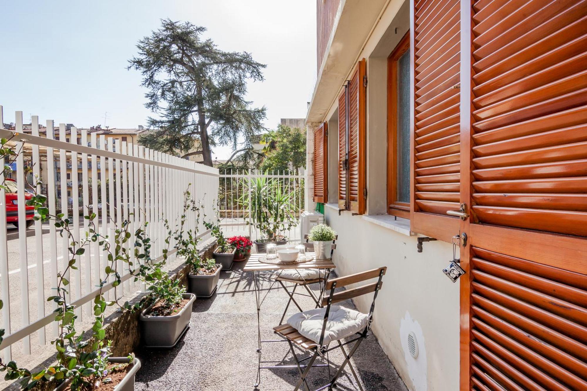 Open The Classic Wooden Shutters At A Cozy City Nest Florenţa Exterior foto