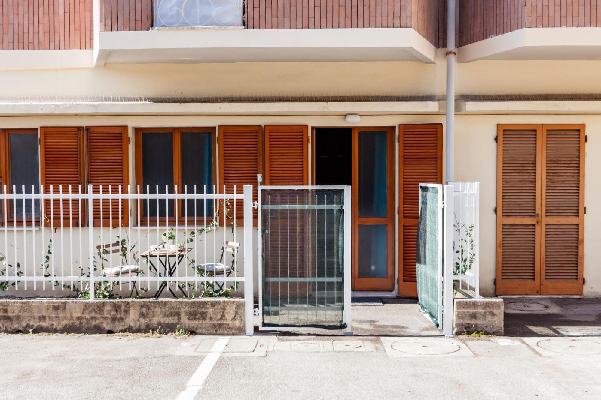 Open The Classic Wooden Shutters At A Cozy City Nest Florenţa Exterior foto