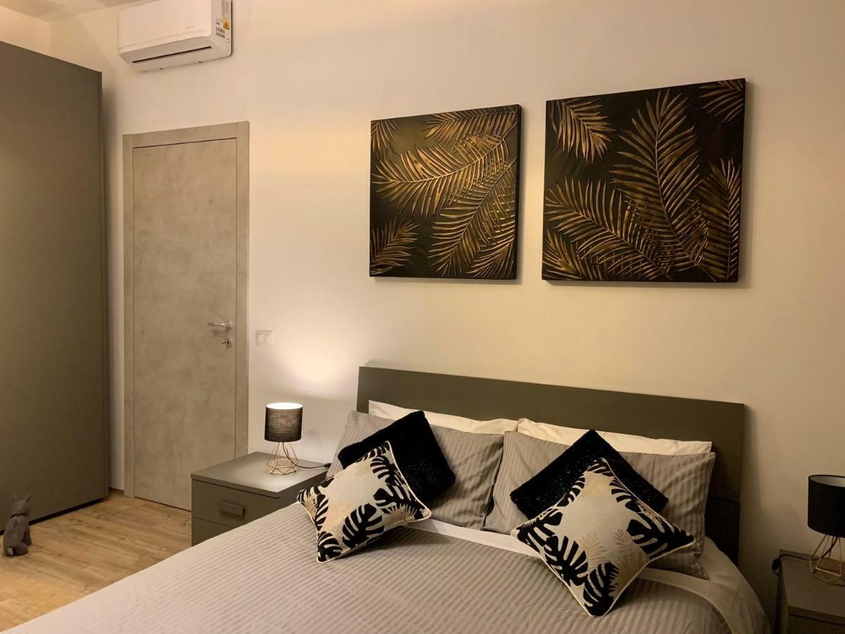 Open The Classic Wooden Shutters At A Cozy City Nest Florenţa Exterior foto