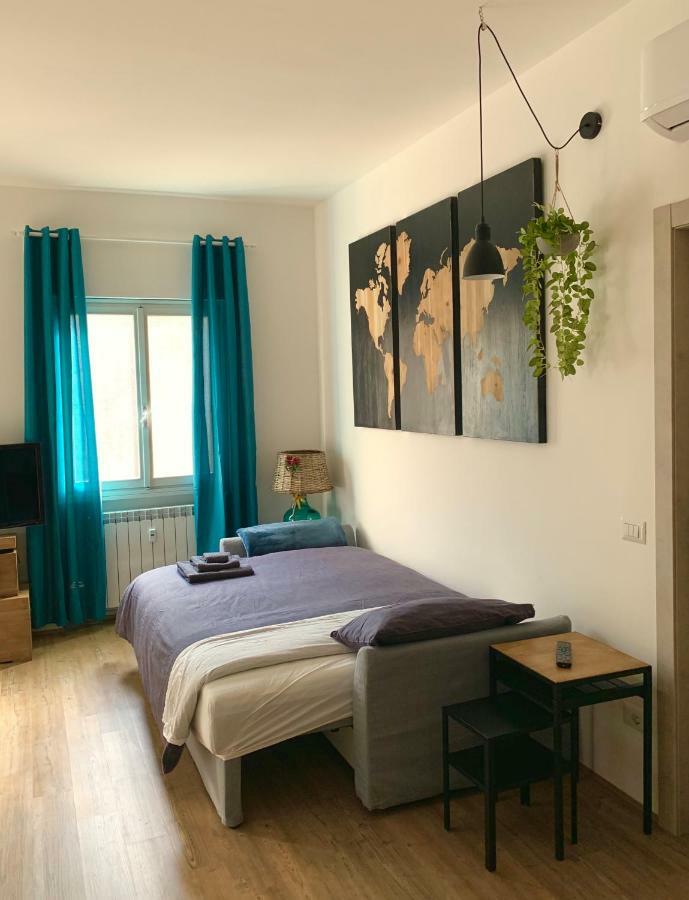 Open The Classic Wooden Shutters At A Cozy City Nest Florenţa Exterior foto