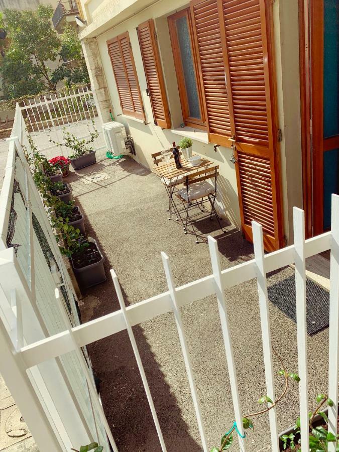 Open The Classic Wooden Shutters At A Cozy City Nest Florenţa Exterior foto