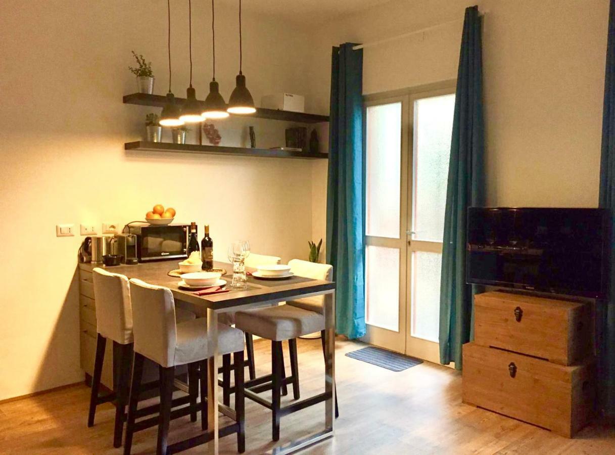Open The Classic Wooden Shutters At A Cozy City Nest Florenţa Exterior foto