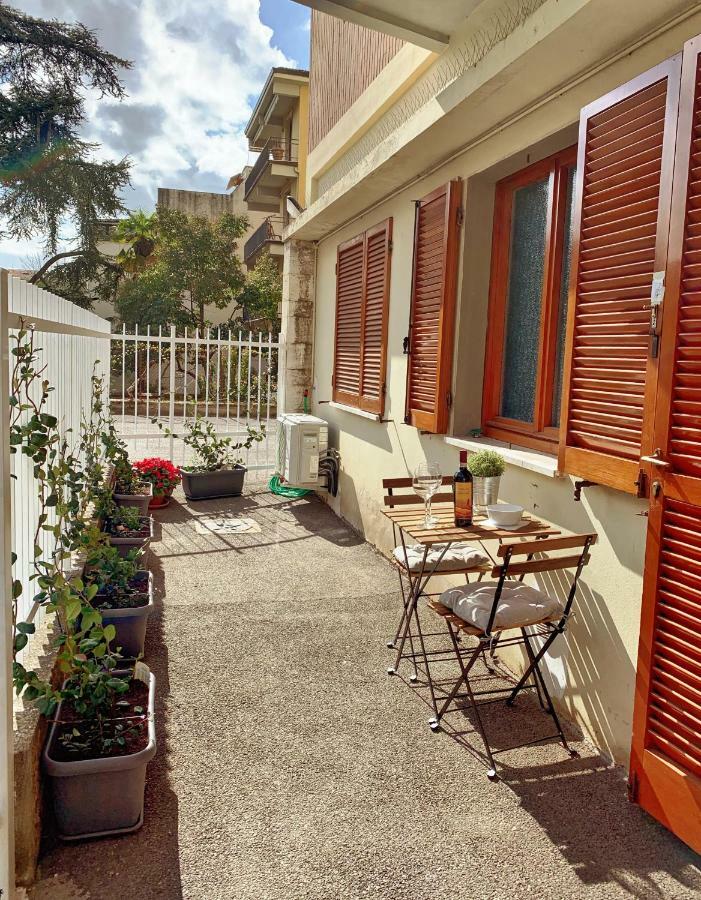 Open The Classic Wooden Shutters At A Cozy City Nest Florenţa Exterior foto
